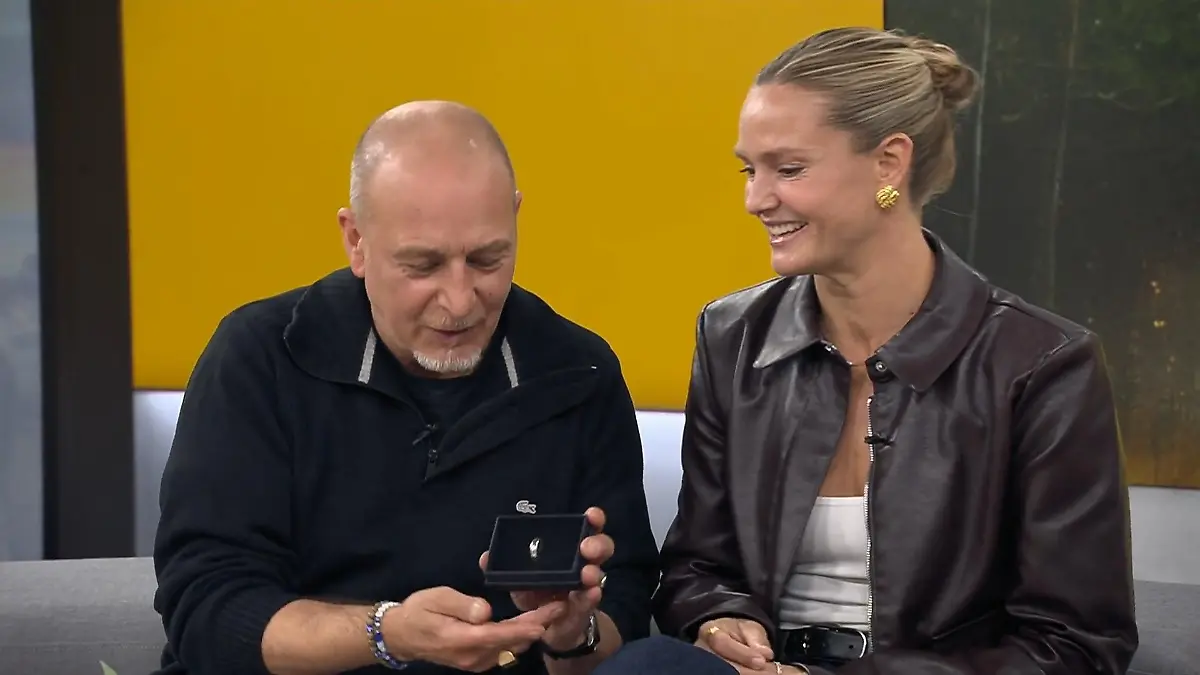 Mit diesem Schmuckstück überrascht Pia Stutzenstein ihren Kollegen Erdogan Atalay Funkelnde Überraschung zum 30-jährigen Jubiläum