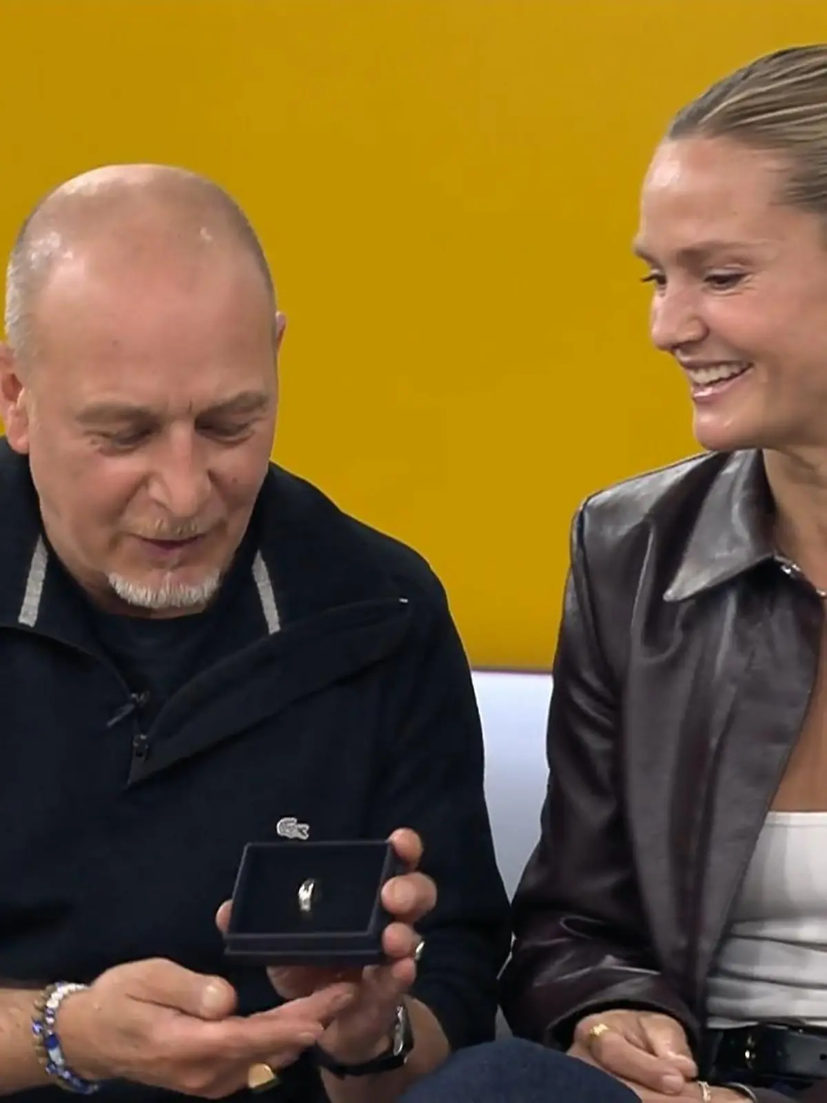 Bild zu: "Mit diesem Schmuckstück überrascht Pia Stutzenstein ihren Kollegen Erdogan Atalay"