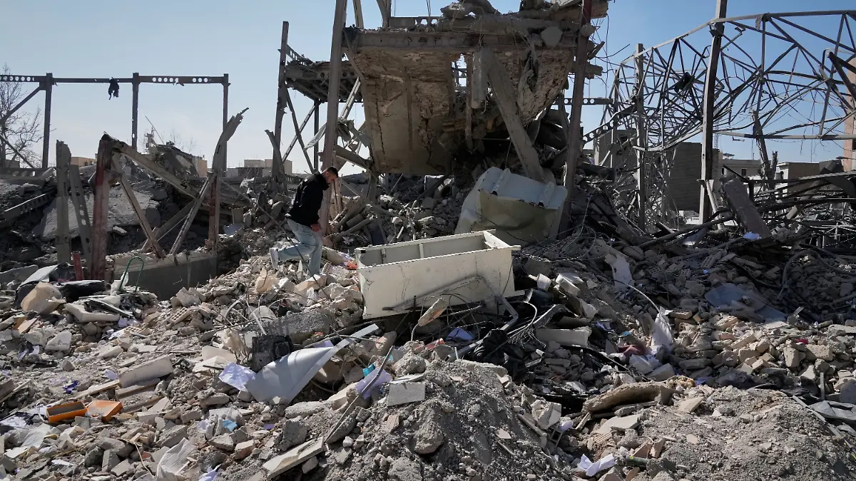 Ein Mann geht auf den Trümmern einer Polizeieinrichtung, die während der amerikanisch-israelischen Militäraktion in Teheran getroffen wurde. +++ dpa-Bildfunk +++