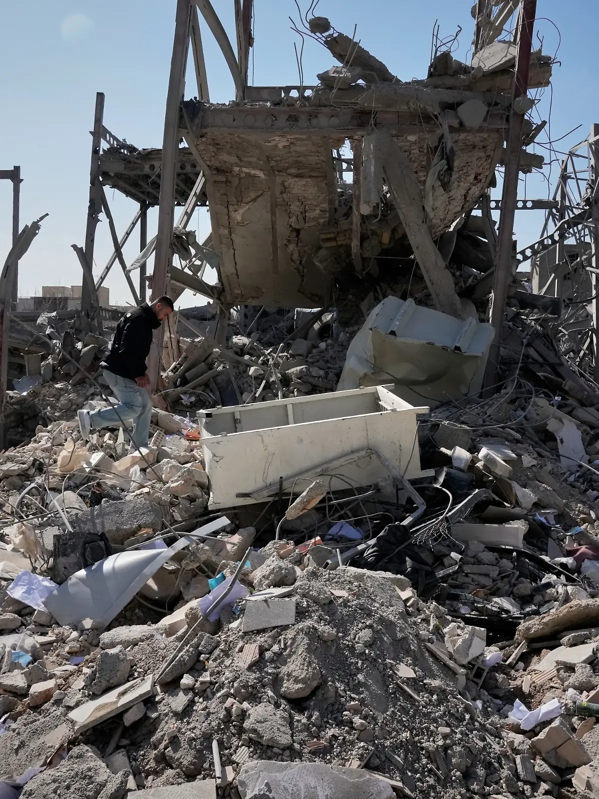 Ein Mann geht auf den Trümmern einer Polizeieinrichtung, die während der amerikanisch-israelischen Militäraktion in Teheran getroffen wurde. +++ dpa-Bildfunk +++