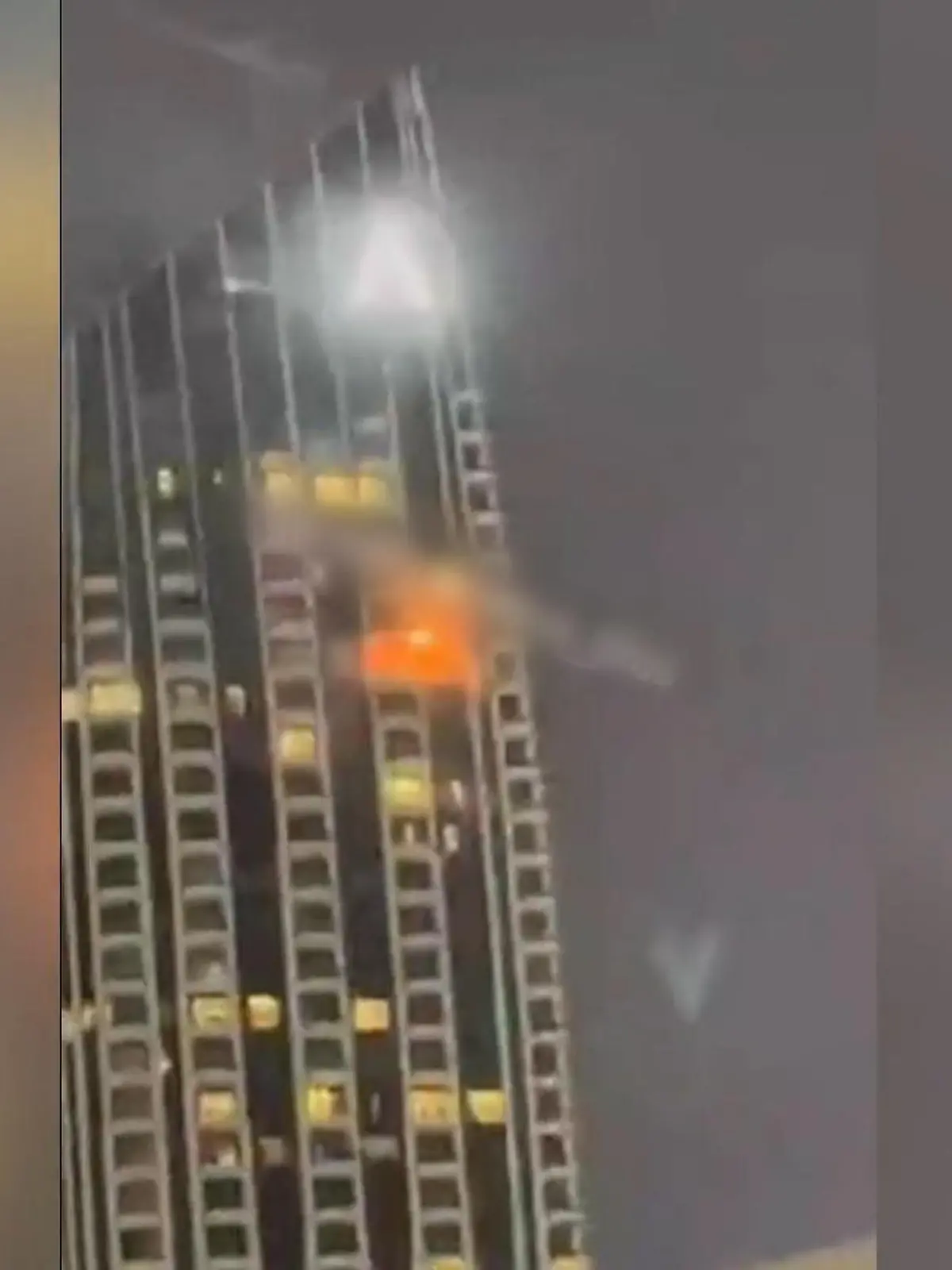 Bild zu: "Feuer im Luxus-Hotel! Abgestürzte Drohne trifft Wolkenkratzer in Dubai"