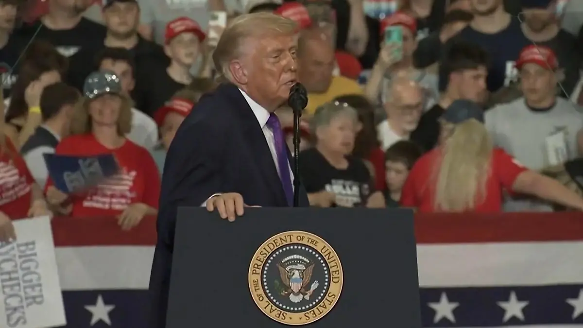 Frau bricht bei Donald Trumps Rede zusammen – und der US-Präsident verlangt Musik! TV-Arzt greift ein