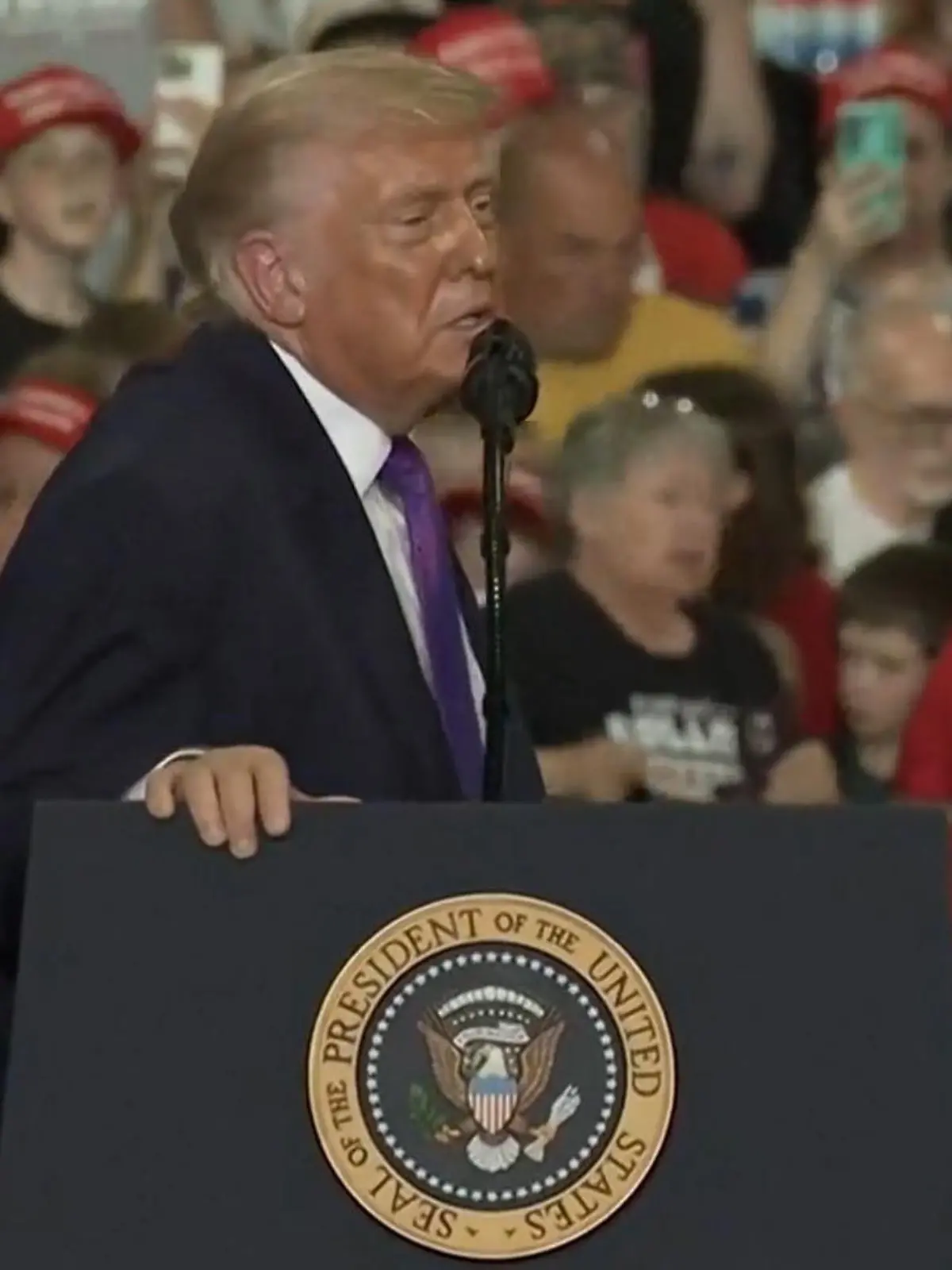 Bild zu: "Frau bricht bei Donald Trumps Rede zusammen – und der US-Präsident verlangt Musik!"