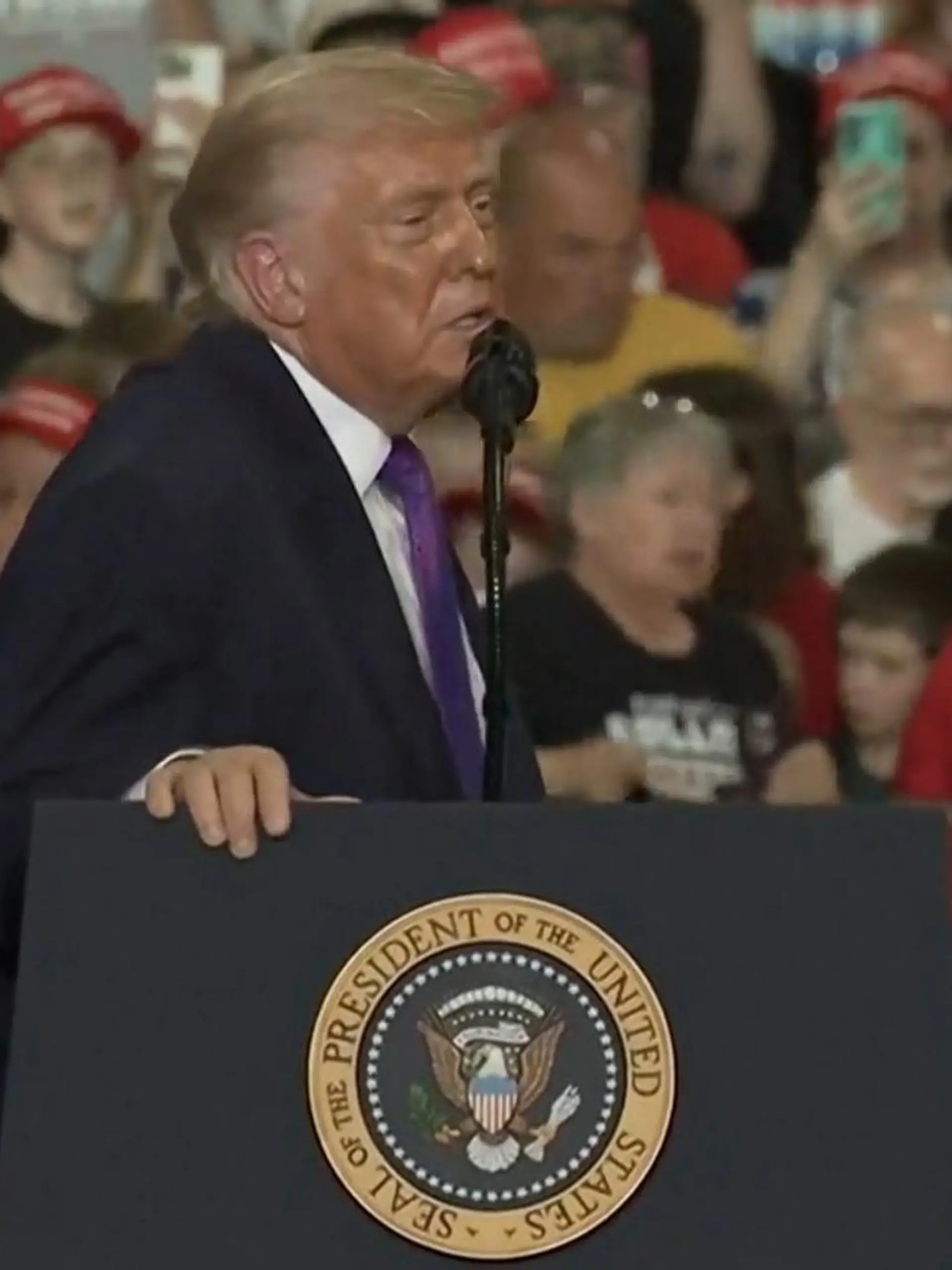 Bild zu: "Frau bricht bei Donald Trumps Rede zusammen – und der US-Präsident verlangt Musik!"