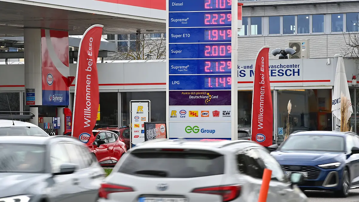 Spritpreise sind am 12.03. 2026 etwas gefallen! Hohe Spritpreise wegen Iran Krieg dauern an. Benzinpreise an einer Tankstelle in Muenchen am 1203.2026 ?