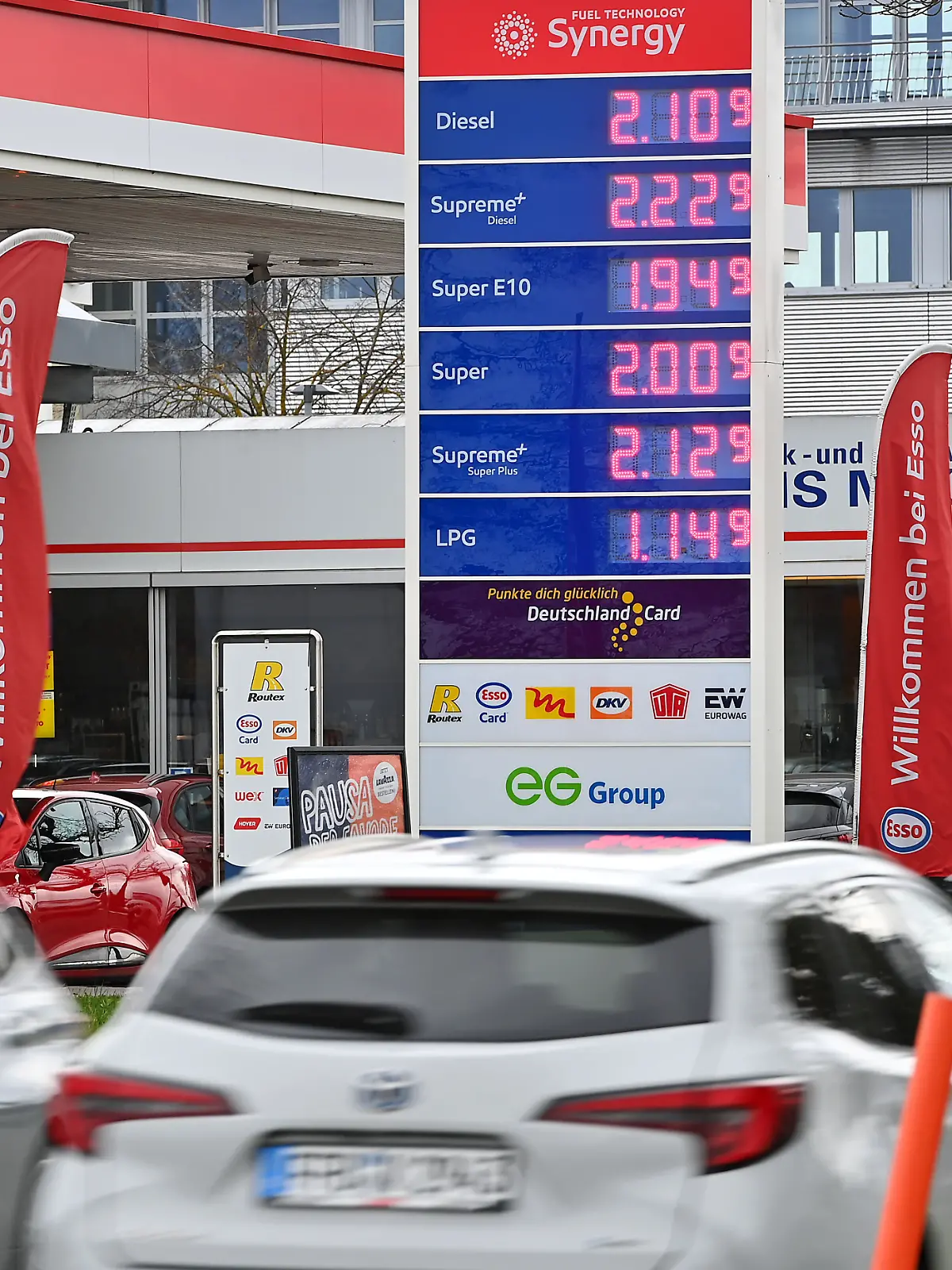 Spritpreise sind am 12.03. 2026 etwas gefallen! Hohe Spritpreise wegen Iran Krieg dauern an. Benzinpreise an einer Tankstelle in Muenchen am 1203.2026 ?