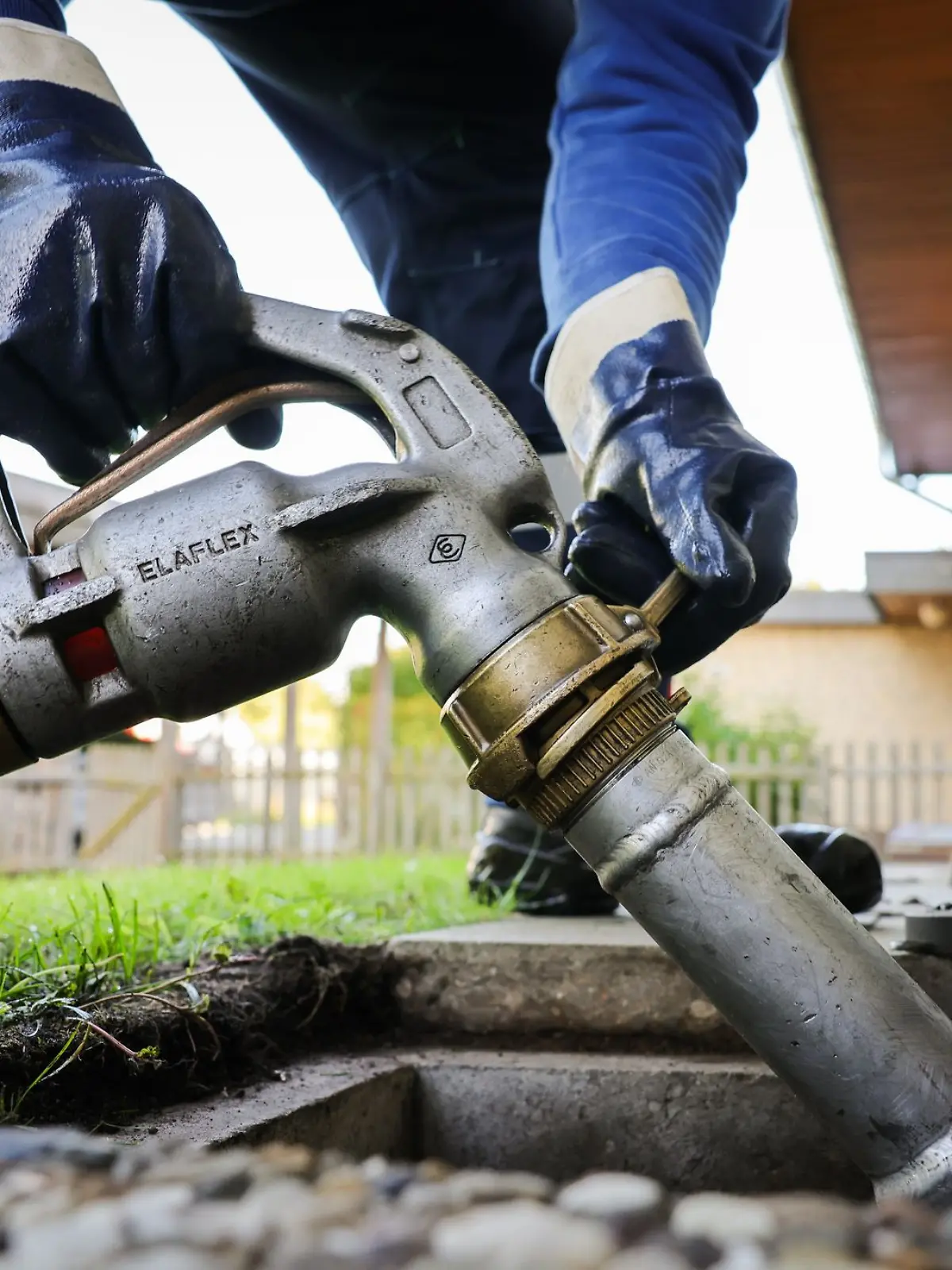 Wer jetzt unbedingt Heizöl benötigt, sollte nur so viel kaufen, wie unbedingt benötigt wird und die weitere Entwicklung der Preise im Blick behalten.