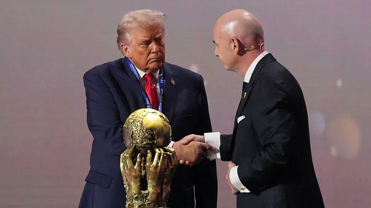 Donald Trump (l) und Gianni Infantino pflegen ein enges Verhältnis. (Archivbild)