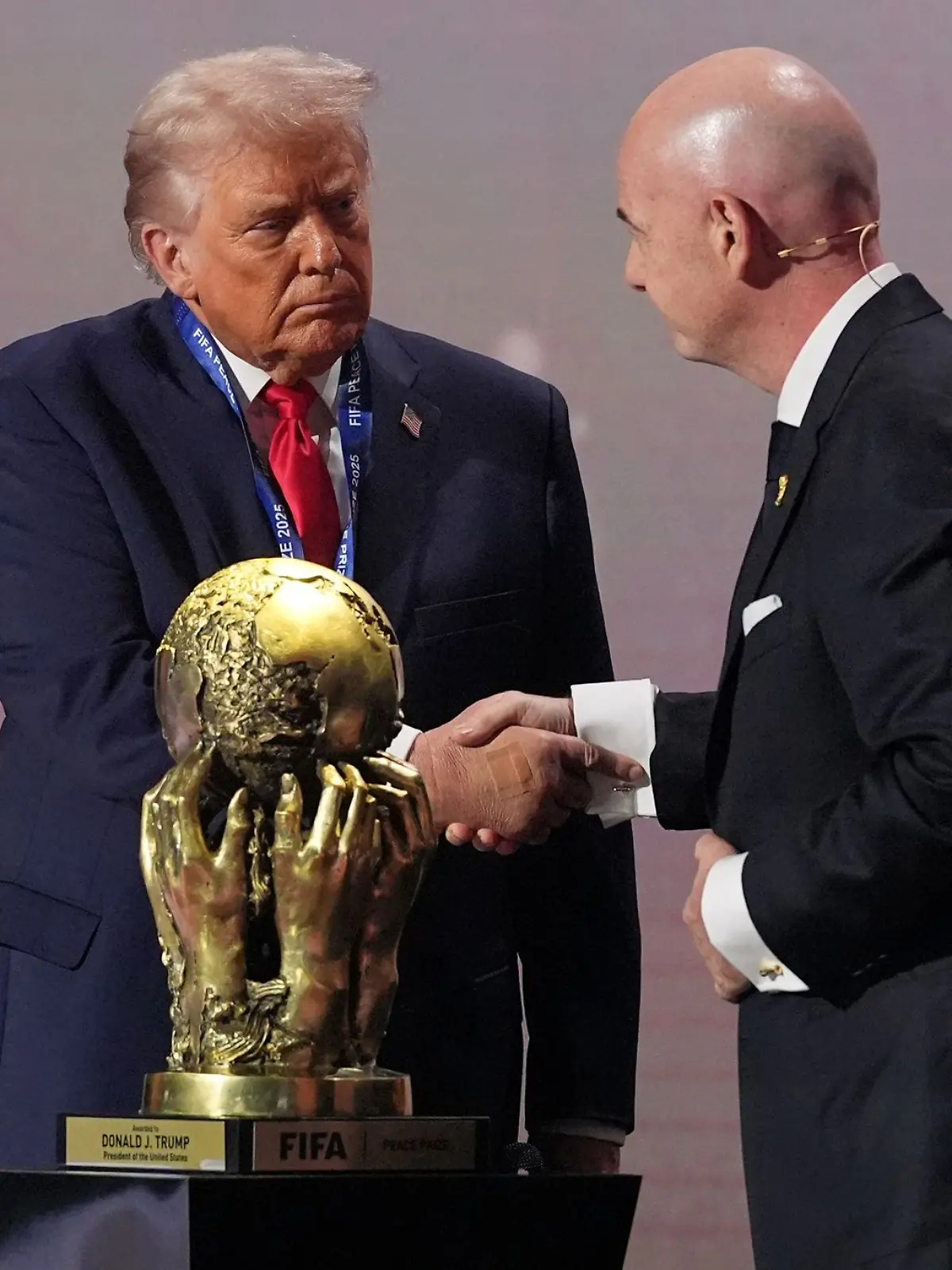 Donald Trump (l) und Gianni Infantino pflegen ein enges Verhältnis. (Archivbild)