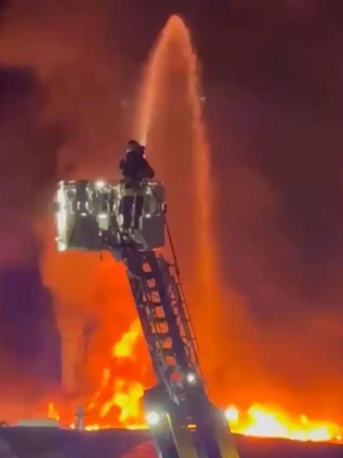 Bild zu: "Malteser-Wache in Wuppertal in Flammen"