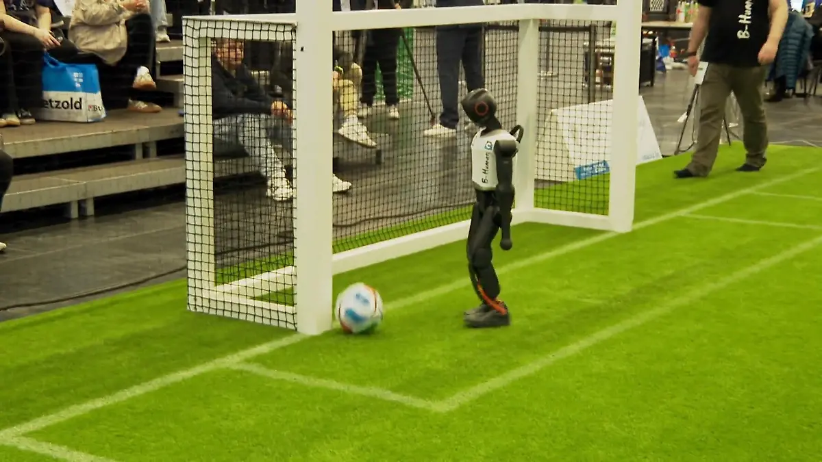 Roboter kicken in Köln um WM-Ticket Auf Bildungsmesse „Didacta“