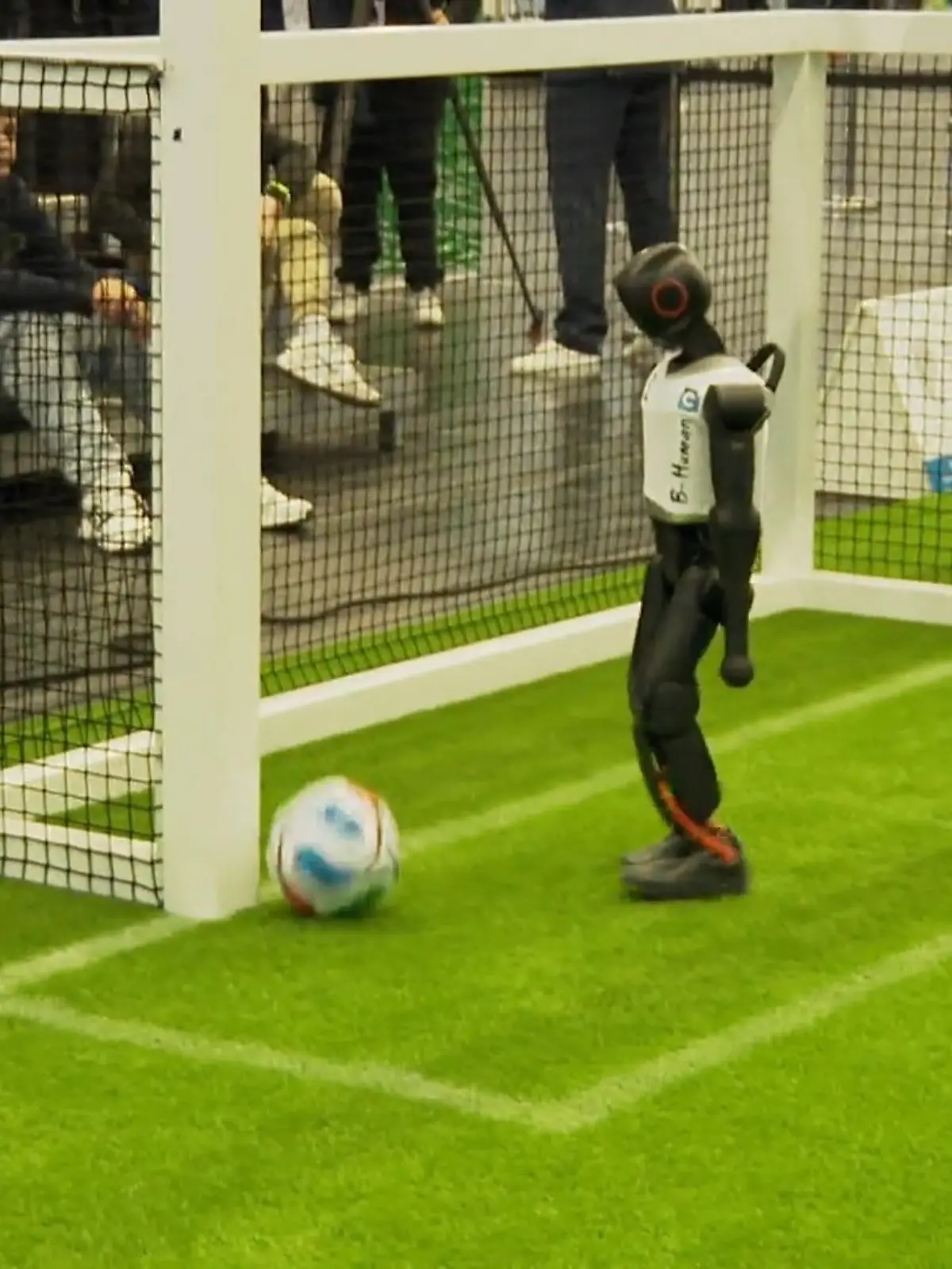 Bild zu: "Roboter kicken in Köln um WM-Ticket"