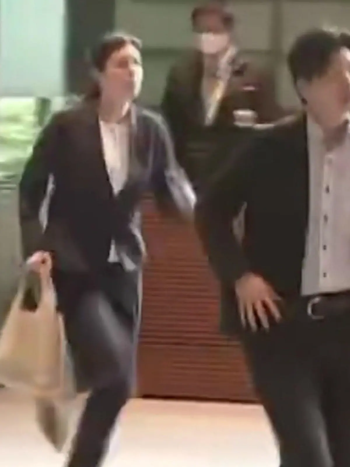 Bild zu: "Ministerin bittet öffentlich um Vergebung – weil sie fünf Minuten zu spät kommt!"