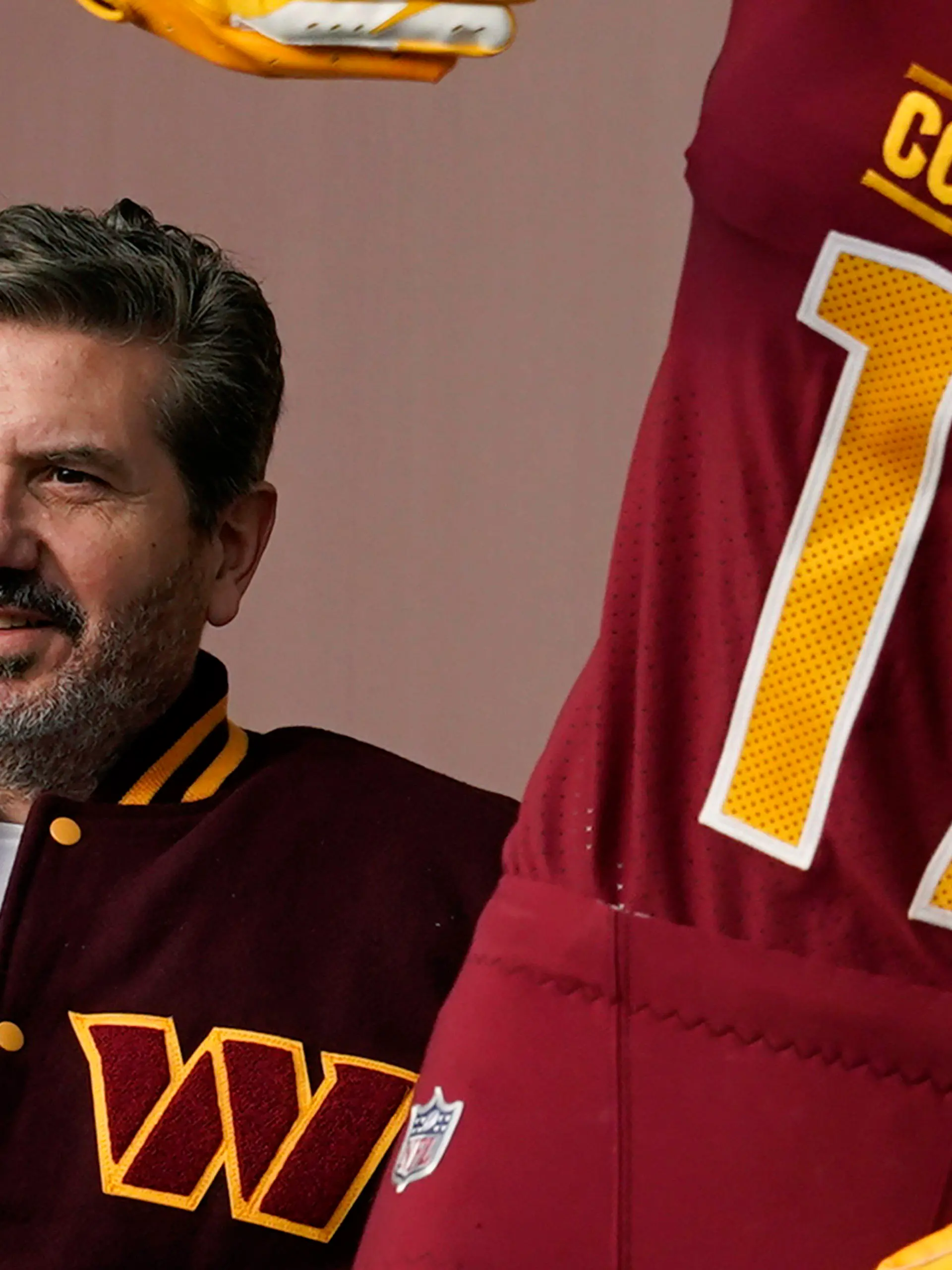 ARCHIV - 02.02.2022, USA, Landover: Dan Snyder von den Washington Commanders während einer Veranstaltung zur Enthüllung des neuen Unternehmensauftritts des NFL-Football-Teams. Dan Snyder hat die Commanders für eine Rekordsumme verkauft. (zu dpa: «NFL-Team aus Washington wird für sechs Milliarden Dollar verkauft») Foto: Patrick Semansky/AP/dpa +++ dpa-Bildfunk +++