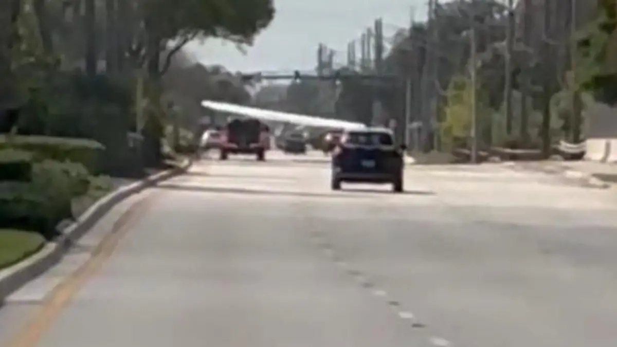 Niko (19) muss Kleinflugzeug plötzlich notlanden – auf viel befahrener Straße! Erfahrung rettet ihm das Leben