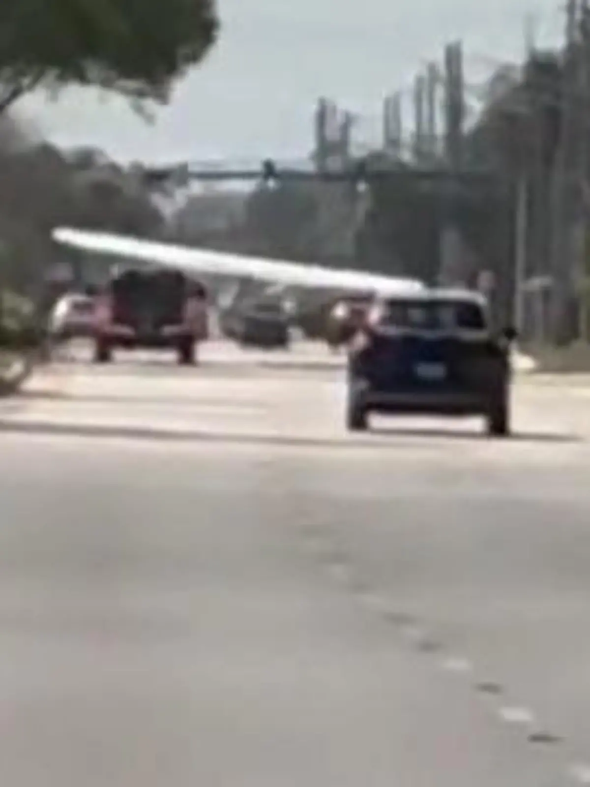 Bild zu: "Niko (19) muss Kleinflugzeug plötzlich notlanden – auf viel befahrener Straße!"