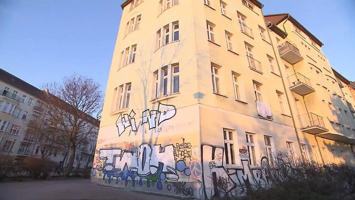 Eigentümer verstorben und keiner fühlt sich für die Vermieter zuständig Wohnhaus in Berlin verfällt