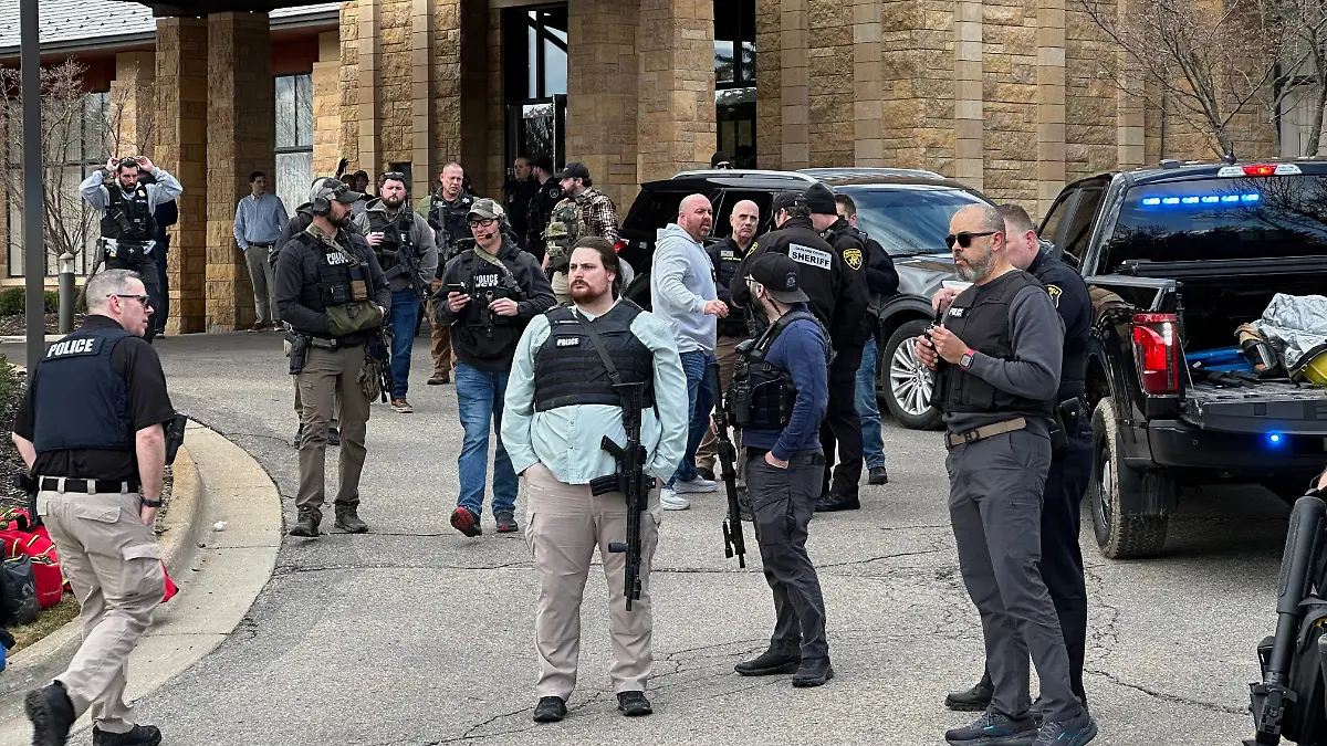 Polizei steht vor der Synagoge Temple Israel. In einem Vorort der US-Großstadt Detroit im Bundesstaat Michigan ist ein Fahrzeug in eine Synagoge gefahren. +++ dpa-Bildfunk +++