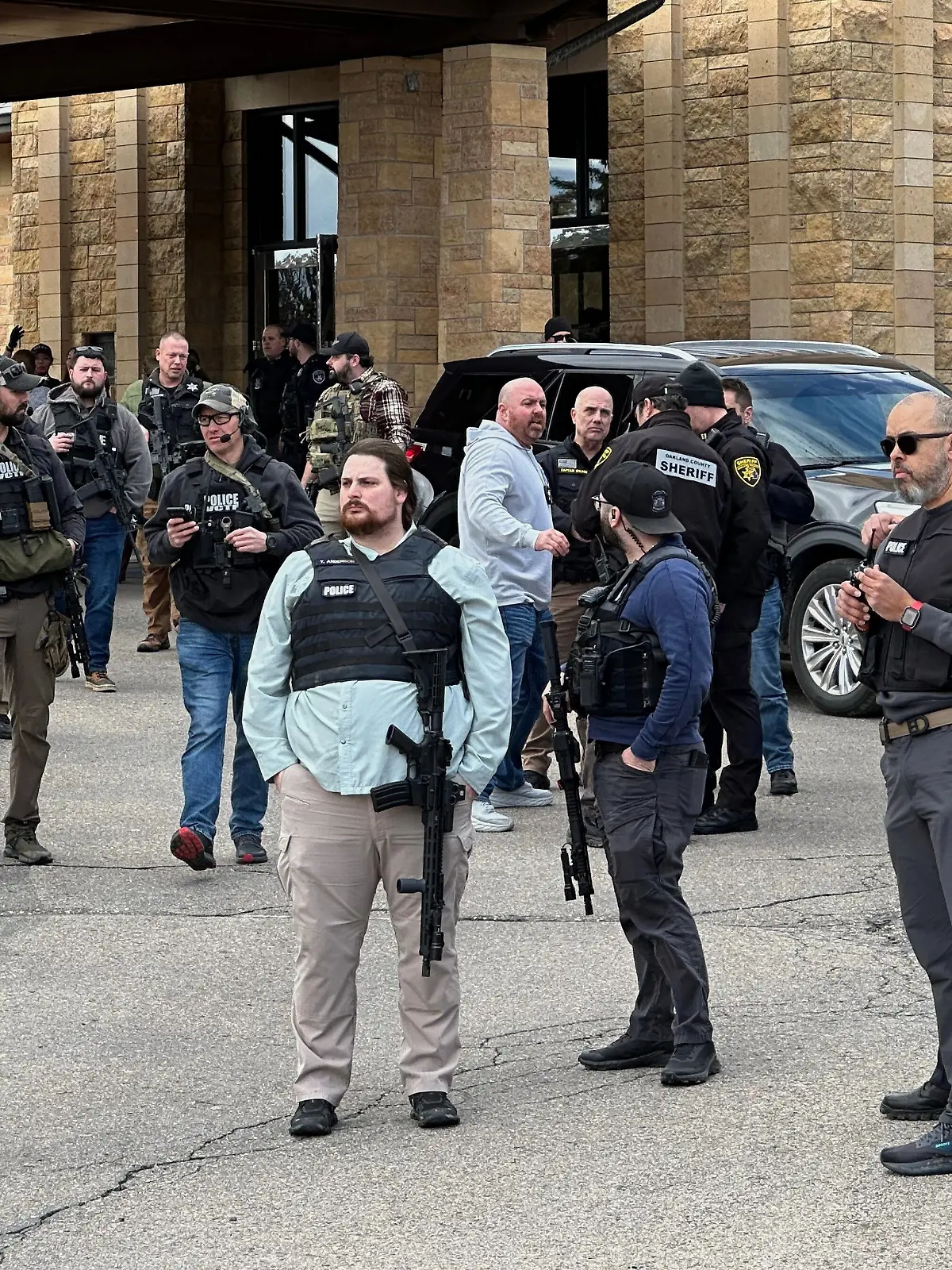 Polizei steht vor der Synagoge Temple Israel. In einem Vorort der US-Großstadt Detroit im Bundesstaat Michigan ist ein Fahrzeug in eine Synagoge gefahren. +++ dpa-Bildfunk +++