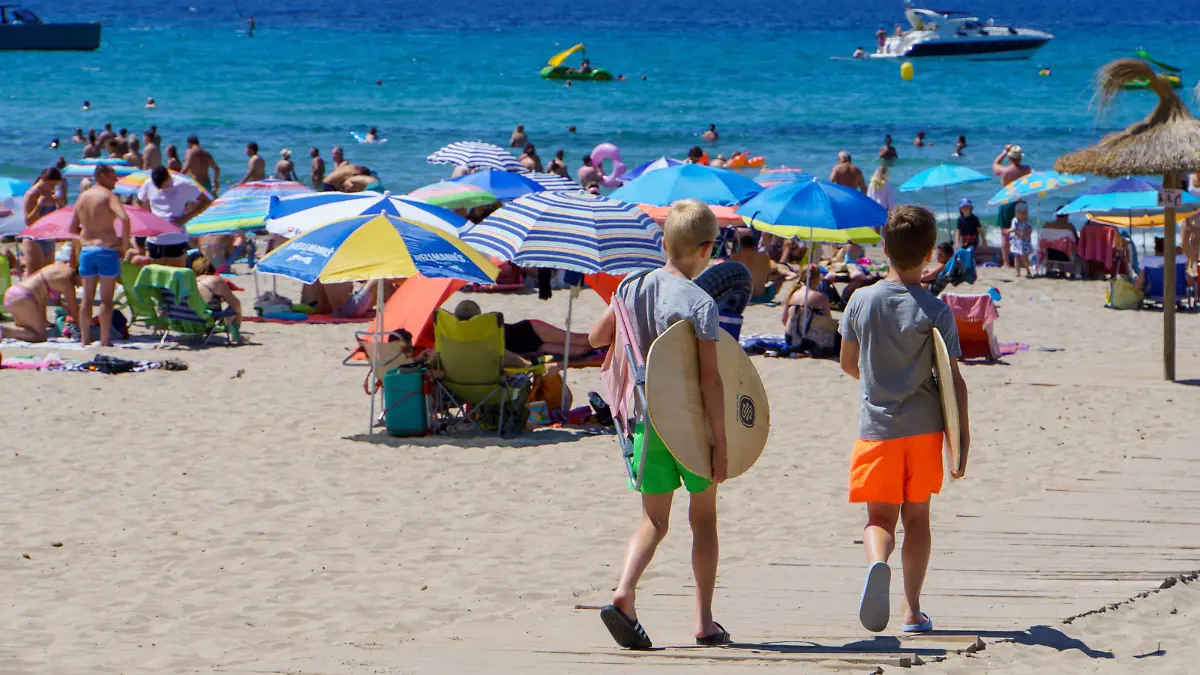 Strand von Paquera auf Mallorca, Spanien, im zweiten Jahr der Corona-Pandemie Hochsaison Sommer 2021 -Strand von Paquera auf Mallorca, Spanien, im zweiten Jahr der Corona-Pandemie Hochsaison Sommer 2021 -, Mallorca Balearische Inseln Spanien Santanyi *** Paquera beach in Mallorca, Spain, in the second year of the Corona pandemic high season summer 2021 Paquera beach in Mallorca, Spain, in the second year of the Corona pandemic high season summer 2021 , Mallorca Balearic Islands Spain Santanyi 