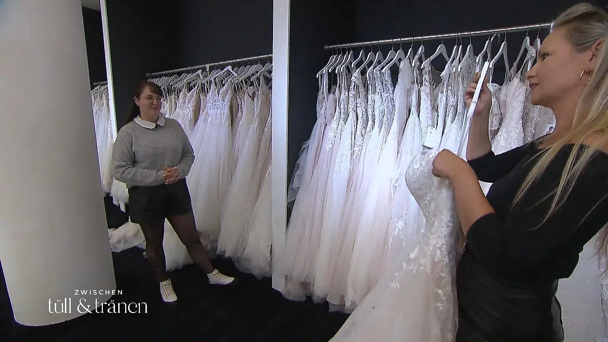 Brautkleid mit oder ohne Träger für Cindy? Entscheidung