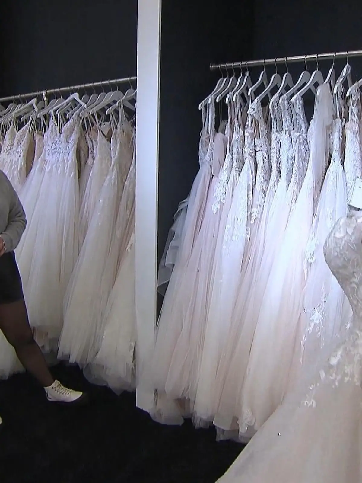 Bild zu: "Brautkleid mit oder ohne Träger für Cindy?"