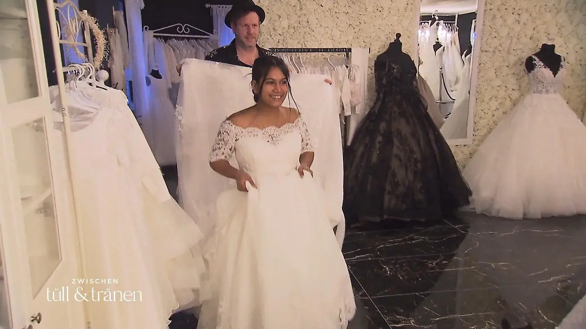 Brautkleid mit Ärmeln Anisha als Prinzessin