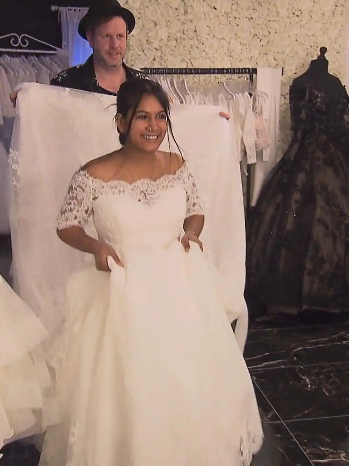 Bild zu: "Brautkleid mit Ärmeln"