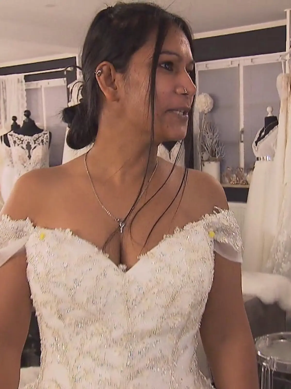 Bild zu: "Braut Anisha doch ohne Ärmel"