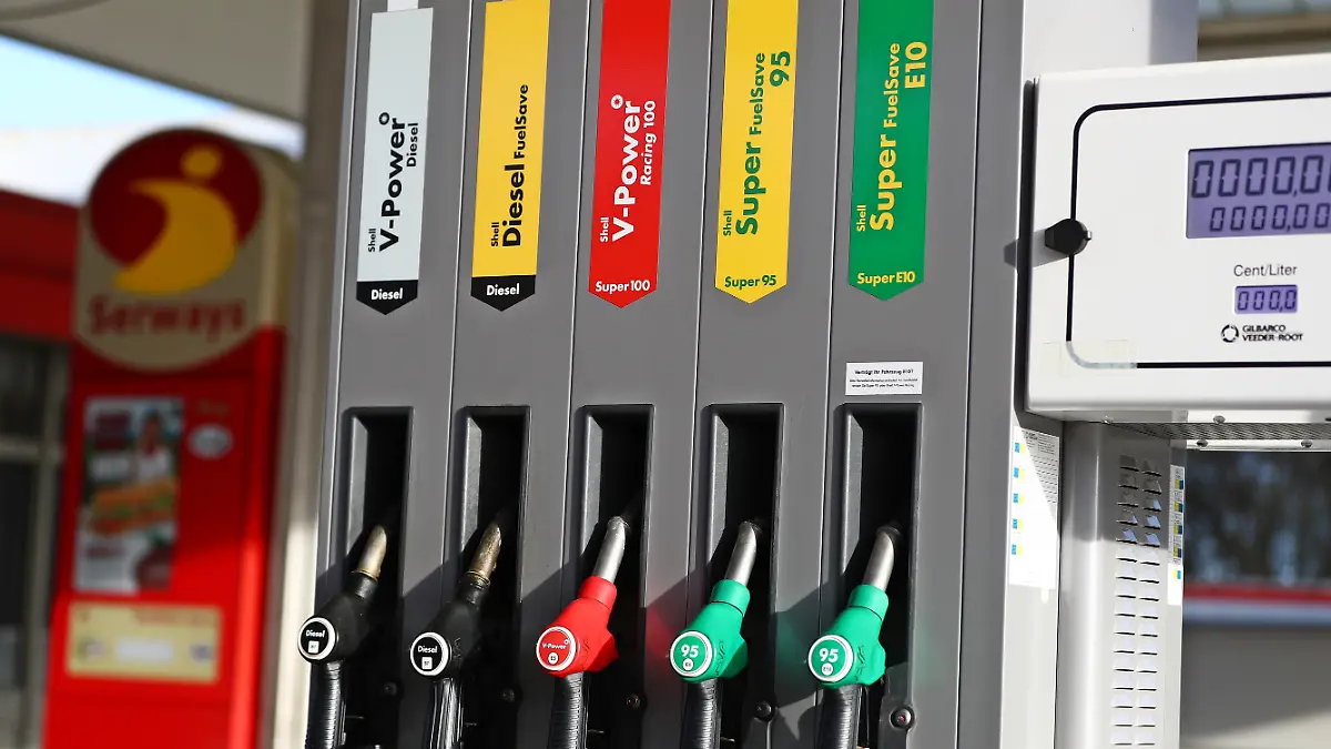 12.03.2026, Wirtschaft v.l. Symbolfoto, Symbolbild Logo Schriftzug Raststätte Homburg A6, 66424 Homburg Benzinpreise Dieselpreise Shell