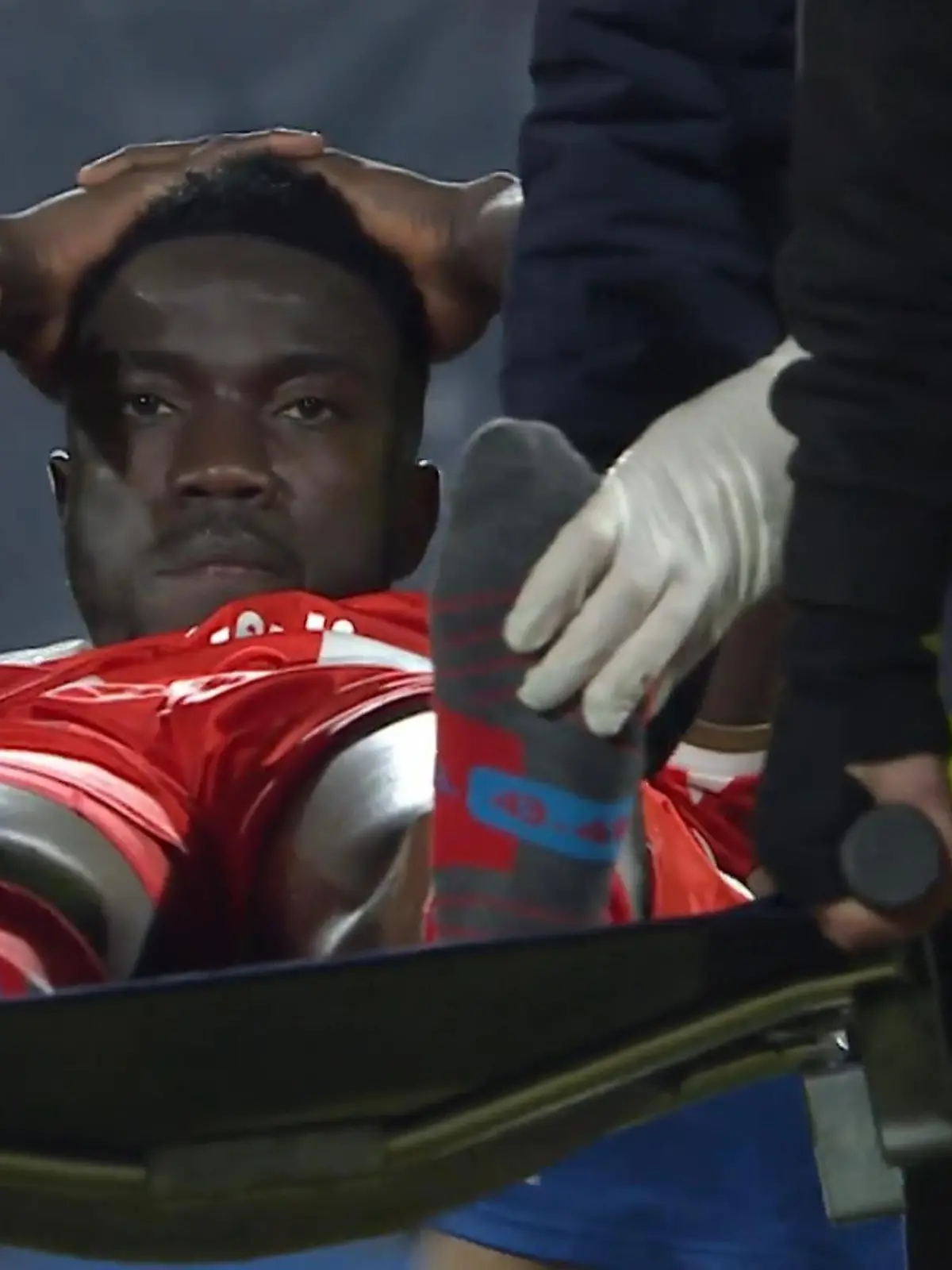 Bild zu: "Horror-Verletzung in der Conference League! Mainz-Star Silas vom Platz getragen"