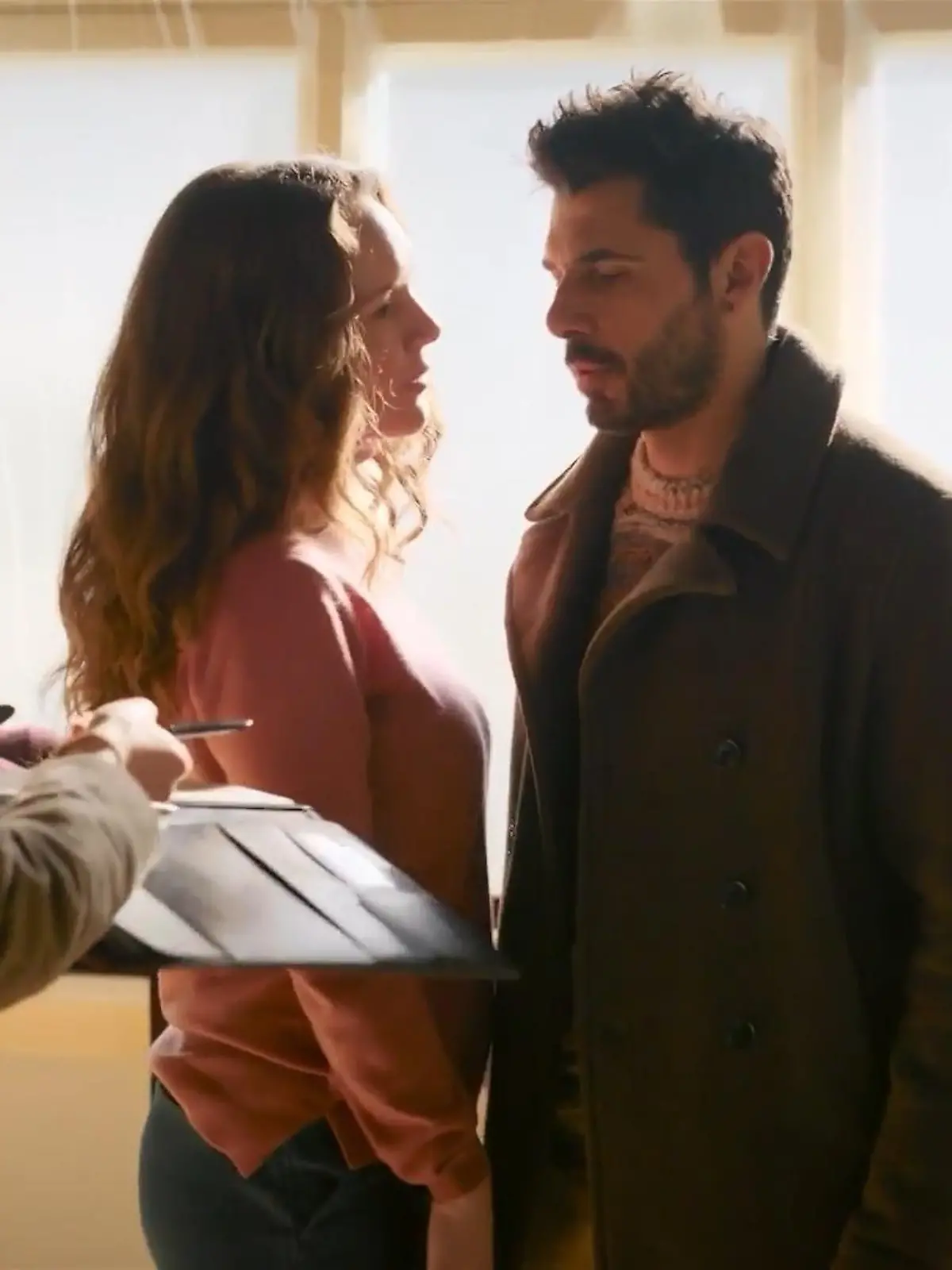 Bild zu: "Die Maklerin bittet Matteo, den Mietvertrag zu unterschreiben"