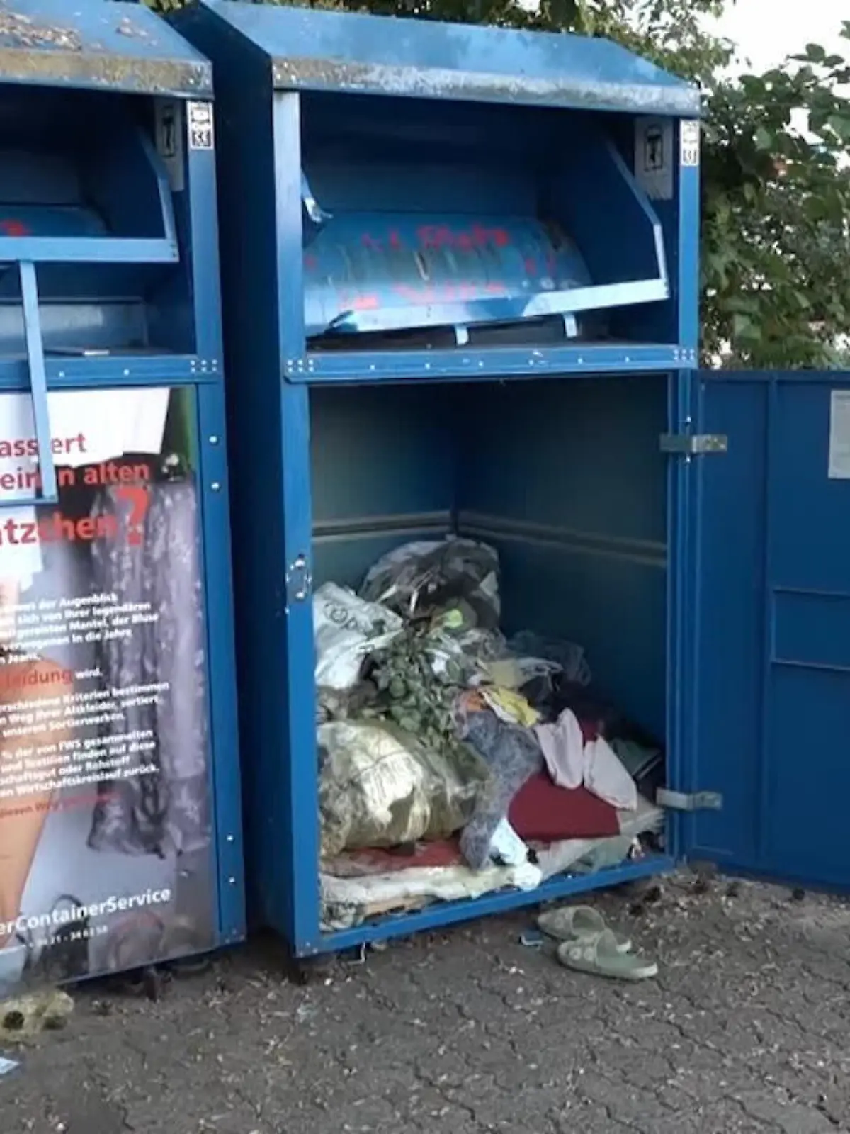 Ein ganz normaler Altkleidercontainer ist in Bayern für eine Frau (25) zur Todesfalle geworden. Laut Polizei wurden Rettungskräfte am Donnerstag gegen 20 Uhr zu dem Container in Großostheim (Landkreis Aschaffenburg) gerufen, weil die 25-Jährige kopfüber in der Einwurfklappe feststeckte. Helfer befreiten sie, doch die Frau starb.