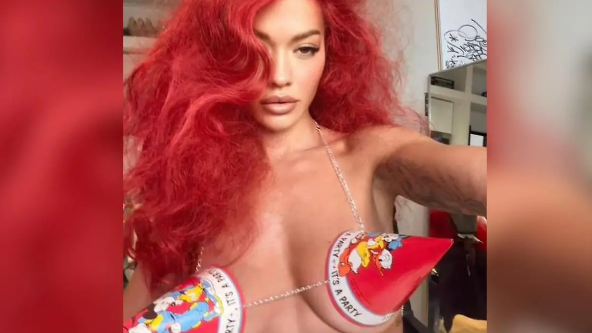 Partyhütchen als sexy Dessous! Sängerin setzt auf Pappe statt Stoff