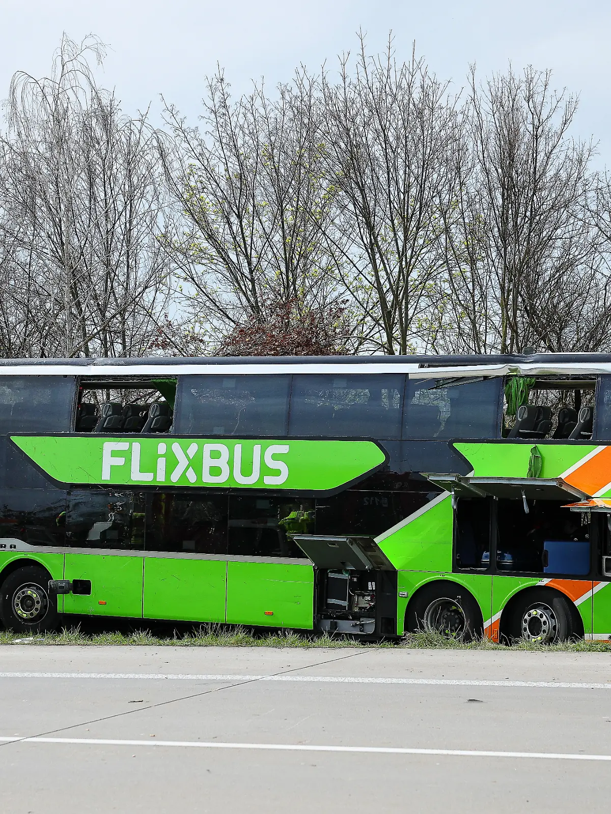 Blick auf den verunglückten Bus an der Unfallstelle auf der A9. Bei dem Unfall mit einem Reisebus auf der A9 nahe Leipzig sind mindestens fünf Menschen ums Leben gekommen. Dies teilte die Polizei auf Anfrage mit. Zudem gab es bei dem Unfall am Mittwoch zahlreiche Verletzte.