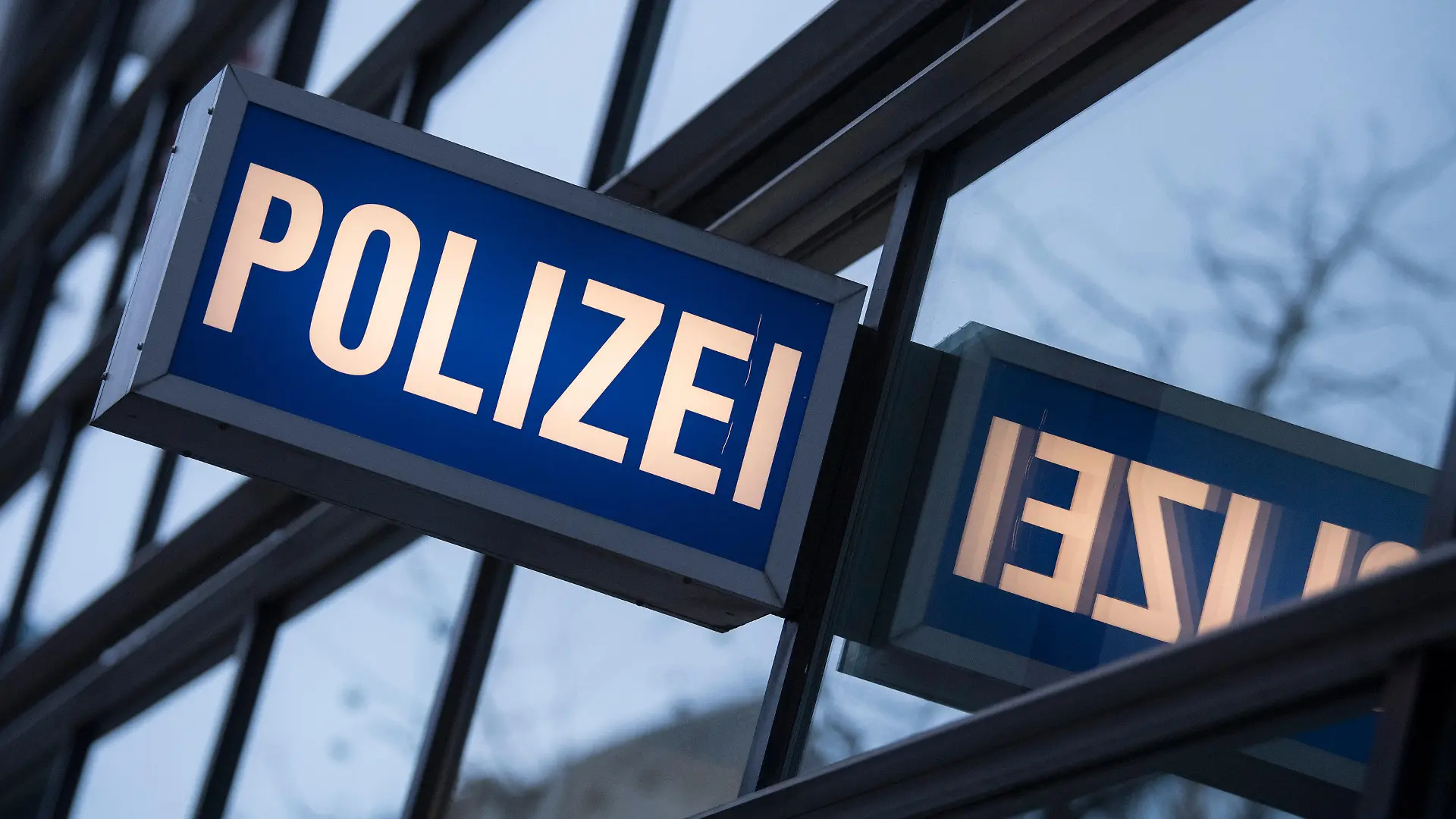 ARCHIV - 17.12.2018, Hessen, Frankfurt/Main: Der Schriftzug «Polizei» an einem Polizeirevier.(zu dpa: "Polizeipräsident: Keine Hinweise auf rechtes Netzwerk bei Polizei») Foto: Boris Roessler/dpa +++ dpa-Bildfunk +++