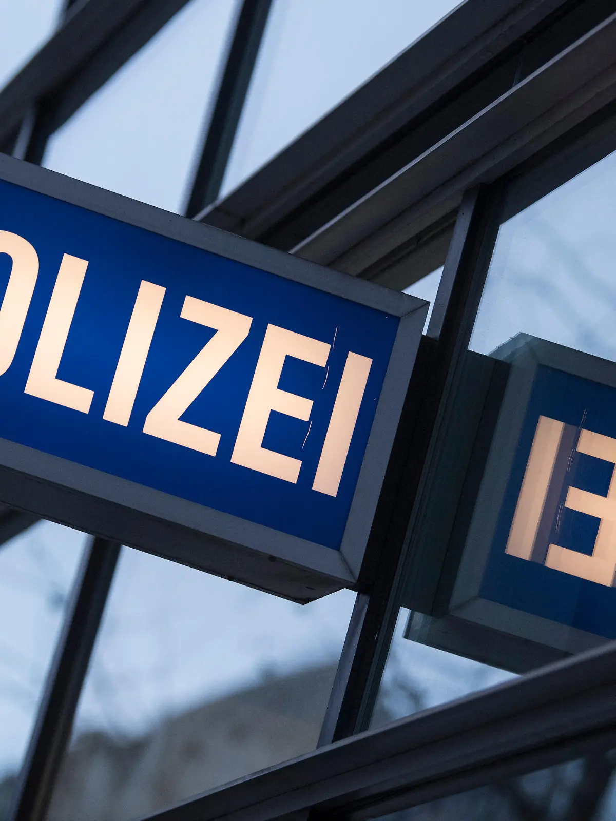 ARCHIV - 17.12.2018, Hessen, Frankfurt/Main: Der Schriftzug «Polizei» an einem Polizeirevier.(zu dpa: "Polizeipräsident: Keine Hinweise auf rechtes Netzwerk bei Polizei») Foto: Boris Roessler/dpa +++ dpa-Bildfunk +++