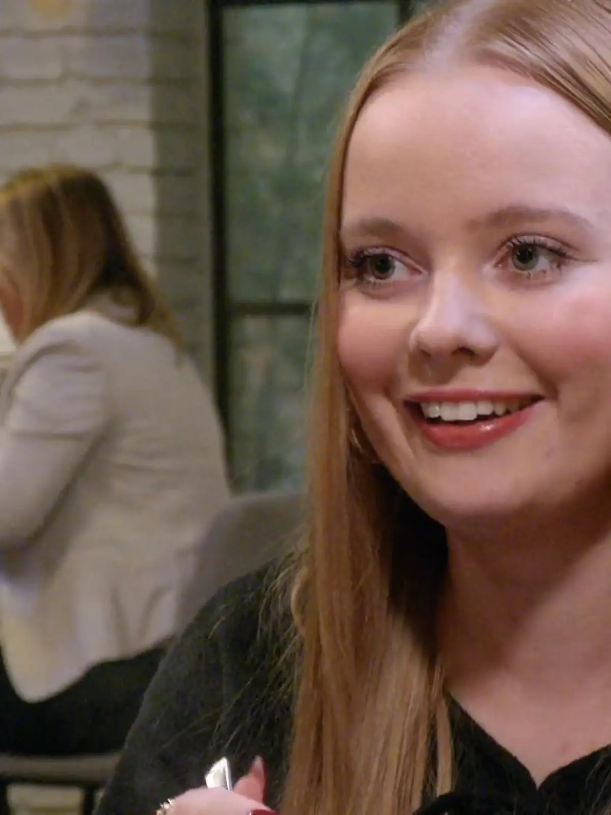 Bild zu: "Lisa mag Felix’ Art – doch wie schwer wiegen seine fehlende Dating-Erfahrung und sein Werd"