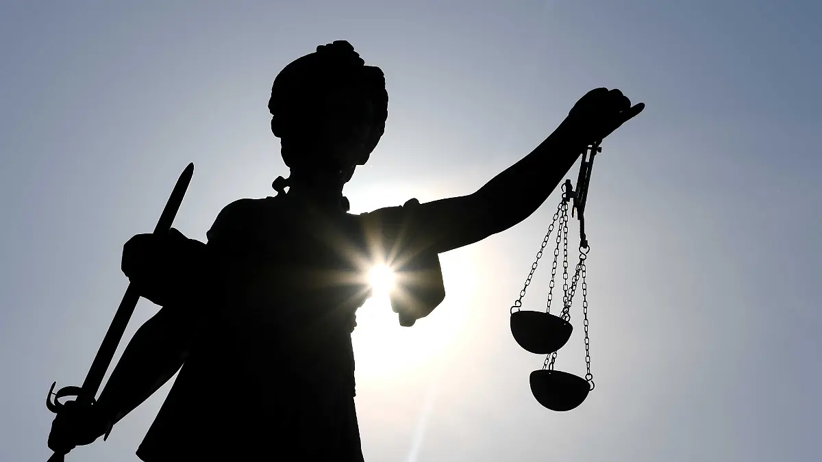 Die Statue der Justitia steht mit einer Waage und einem Schwert in der Hand. Wegen zu langsamer Arbeit der Strafverfolger musste in diesem Jahr in Nordrhein-Westfalen nur ein mutmaßlicher Straftäter aus der Untersuchungshaft freigelassen werden. (zu dpa: «Nur ein Beschuldigter wegen langsamer Behördenarbeit frei») +++ dpa-Bildfunk +++