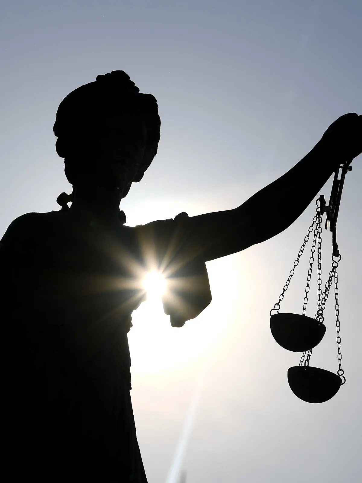 Die Statue der Justitia steht mit einer Waage und einem Schwert in der Hand. Wegen zu langsamer Arbeit der Strafverfolger musste in diesem Jahr in Nordrhein-Westfalen nur ein mutmaßlicher Straftäter aus der Untersuchungshaft freigelassen werden. (zu dpa: «Nur ein Beschuldigter wegen langsamer Behördenarbeit frei») +++ dpa-Bildfunk +++