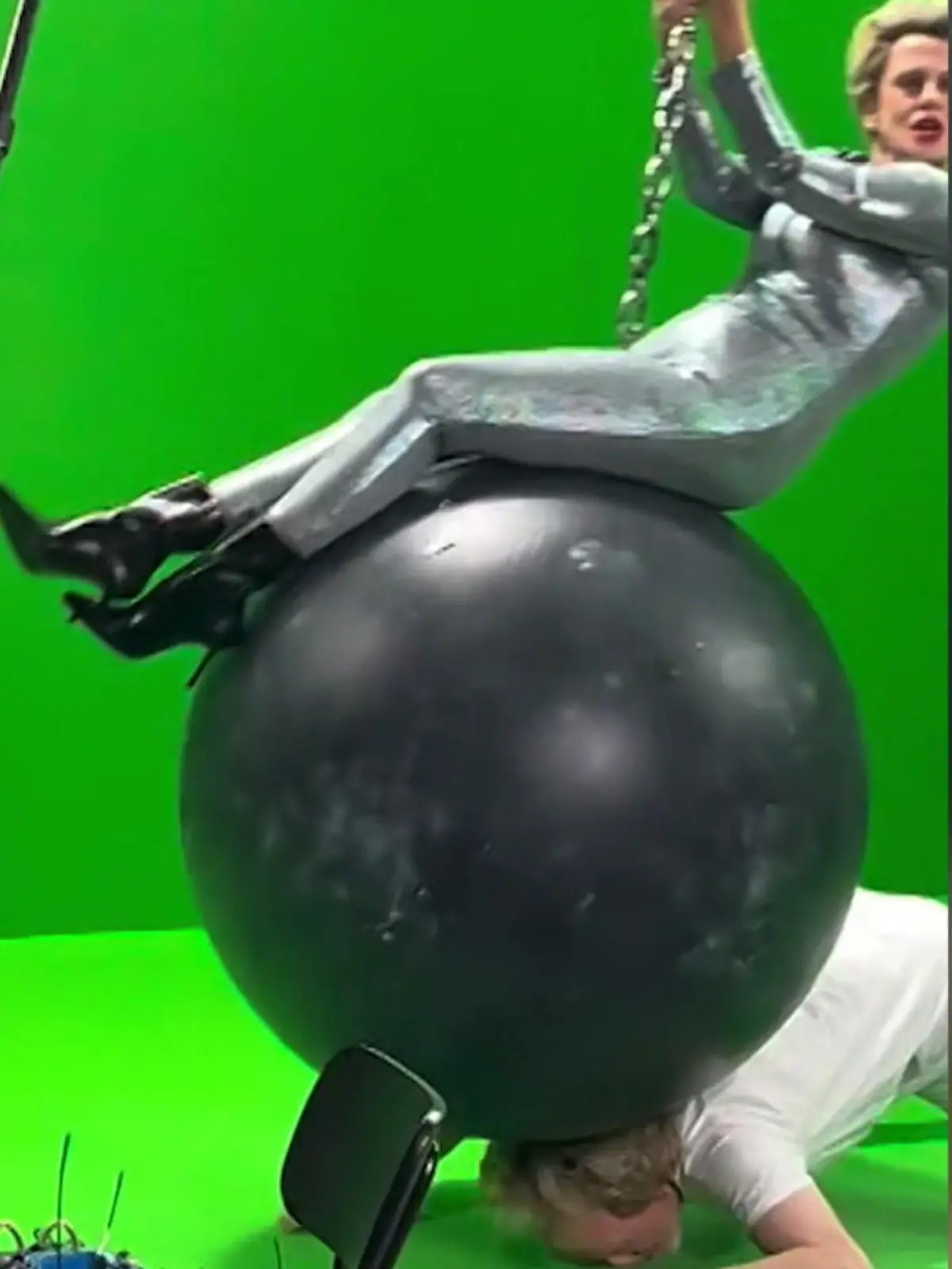 Bild zu: "Mit Abrissbirne! Barbara Schöneberger nietet Stefan Raab um"