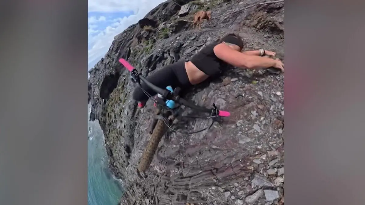 Leben am Abgrund! Cecilia stürzt bei Fahrradtour fast in den Tod Ihr Hund schaut ihr verzweifelt hinterher