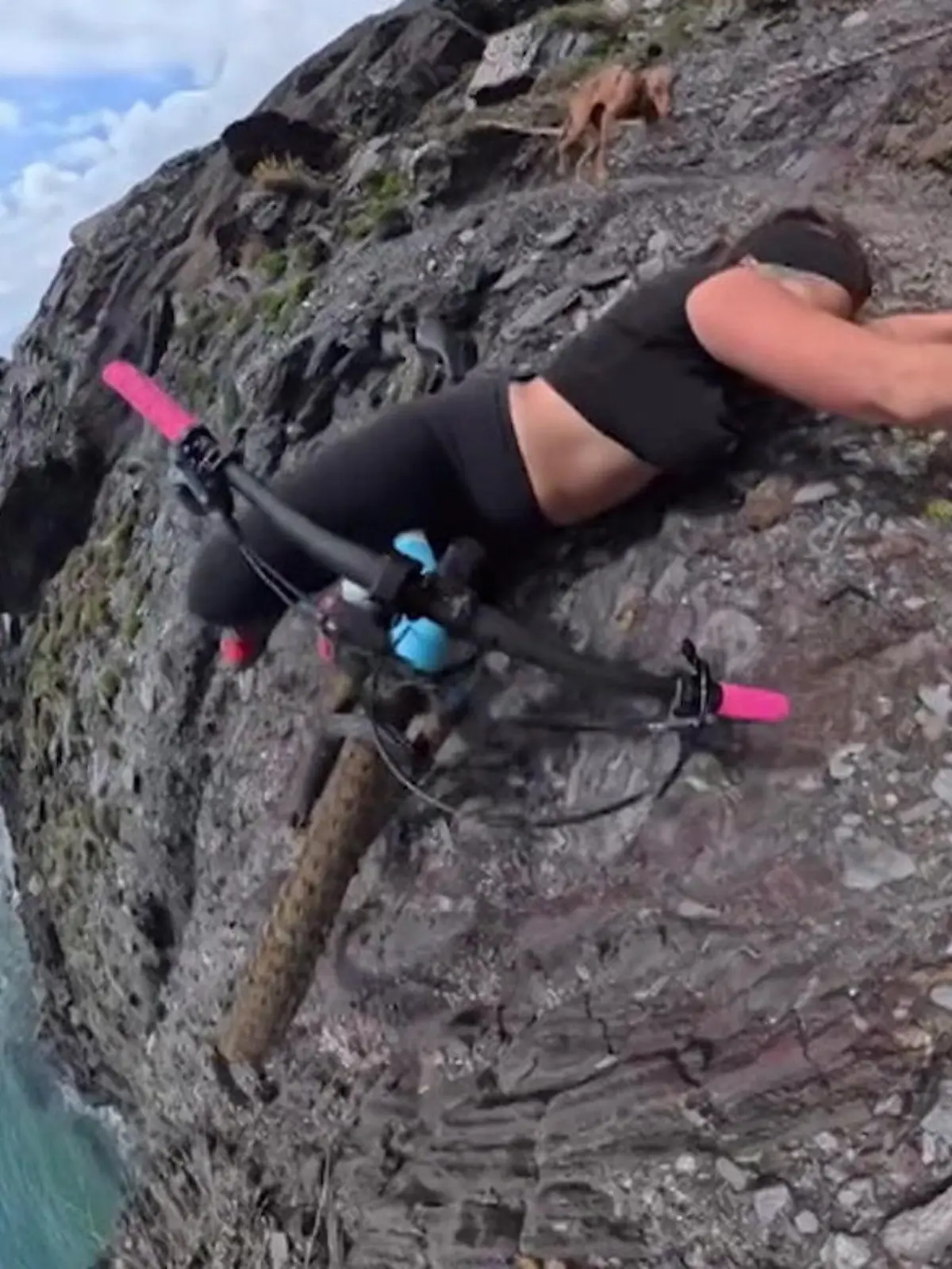 Bild zu: "Leben am Abgrund! Cecilia stürzt bei Fahrradtour fast in den Tod"