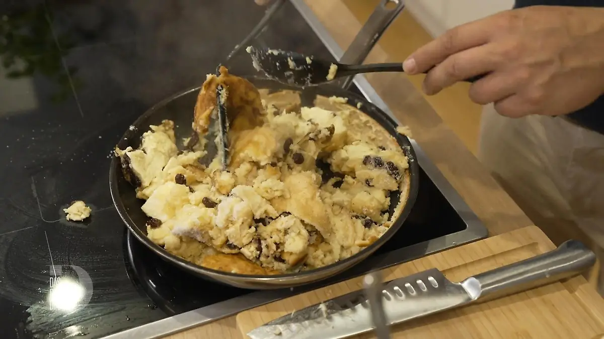 Andreas versemmelt seine Nachspeise "Des Kaisers Früchtchen"