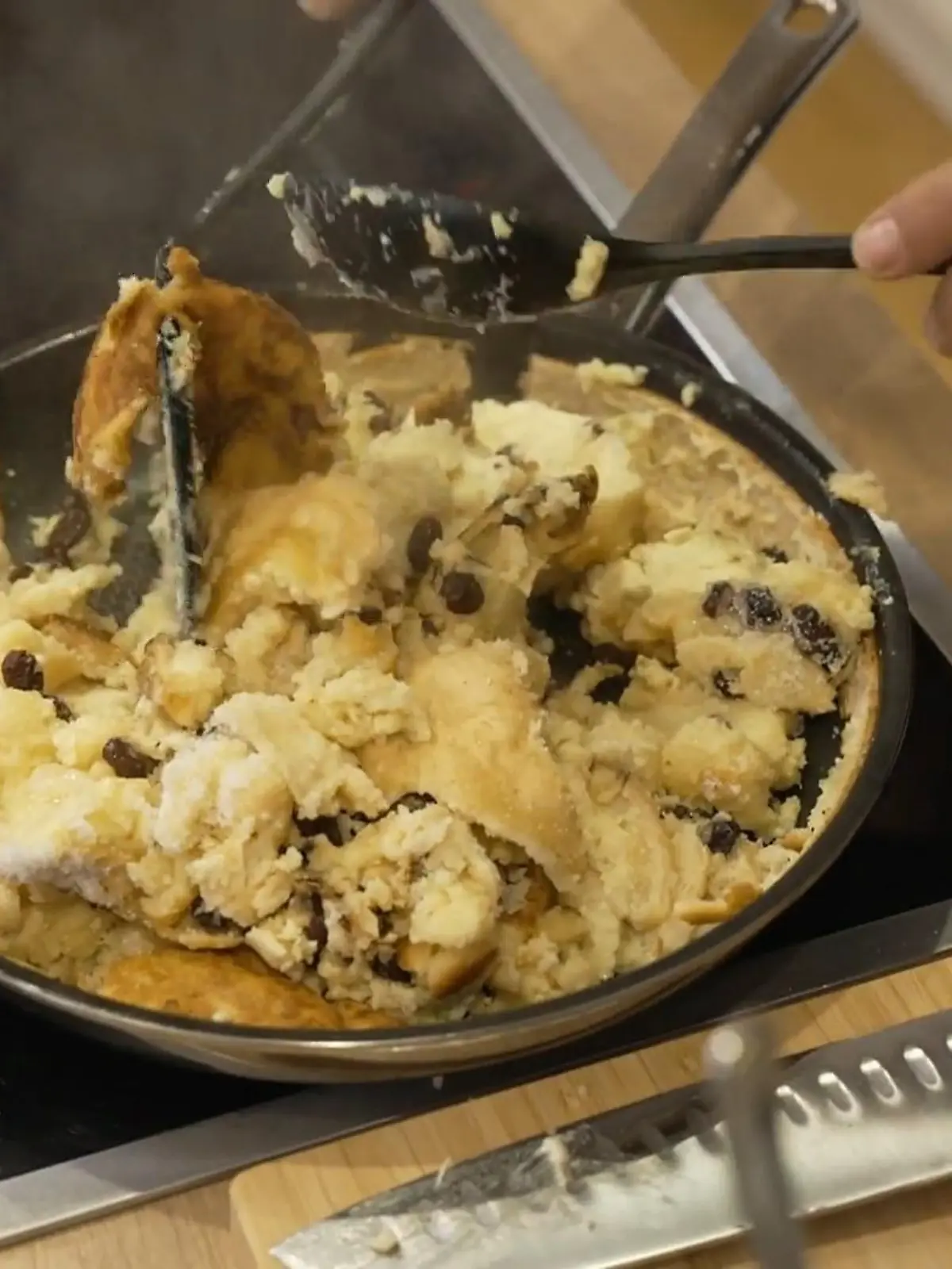 Bild zu: "Andreas versemmelt seine Nachspeise"