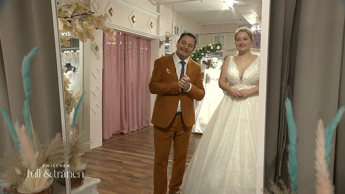 Schlicht, glitzernd, mit Spitze: Gelingt Uwe Herrmann für Amy der perfekte Festzelt-Look? 1000 Blicke auf Amy