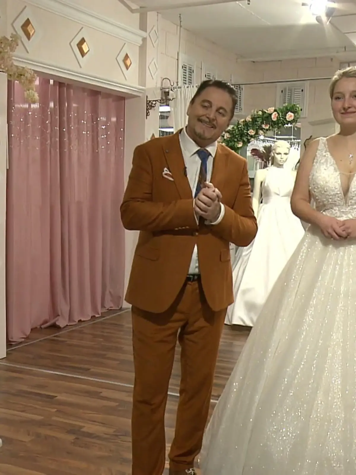 Bild zu: "Schlicht, glitzernd, mit Spitze: Gelingt Uwe Herrmann für Amy der perfekte Festzelt-Look?"