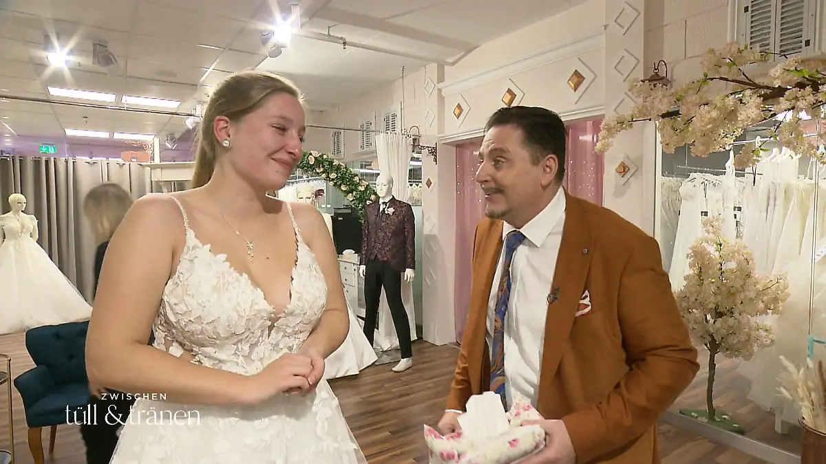 Große Gefühle bei Amy: Hat Uwe Herrmann mit diesem Kleid ins Schwarze getroffen? Amy völlig überwältigt