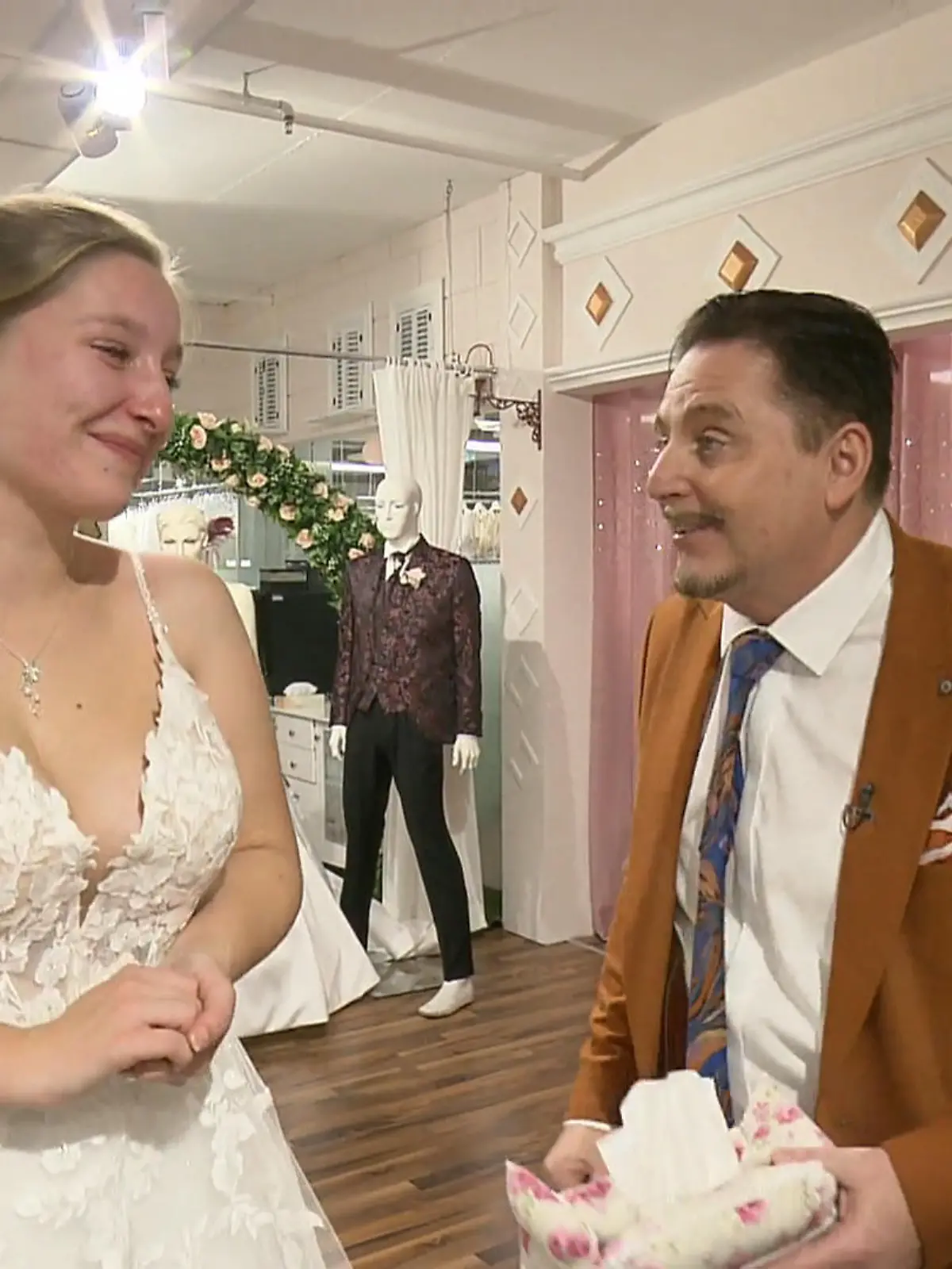 Bild zu: "Große Gefühle bei Amy: Hat Uwe Herrmann mit diesem Kleid ins Schwarze getroffen?"