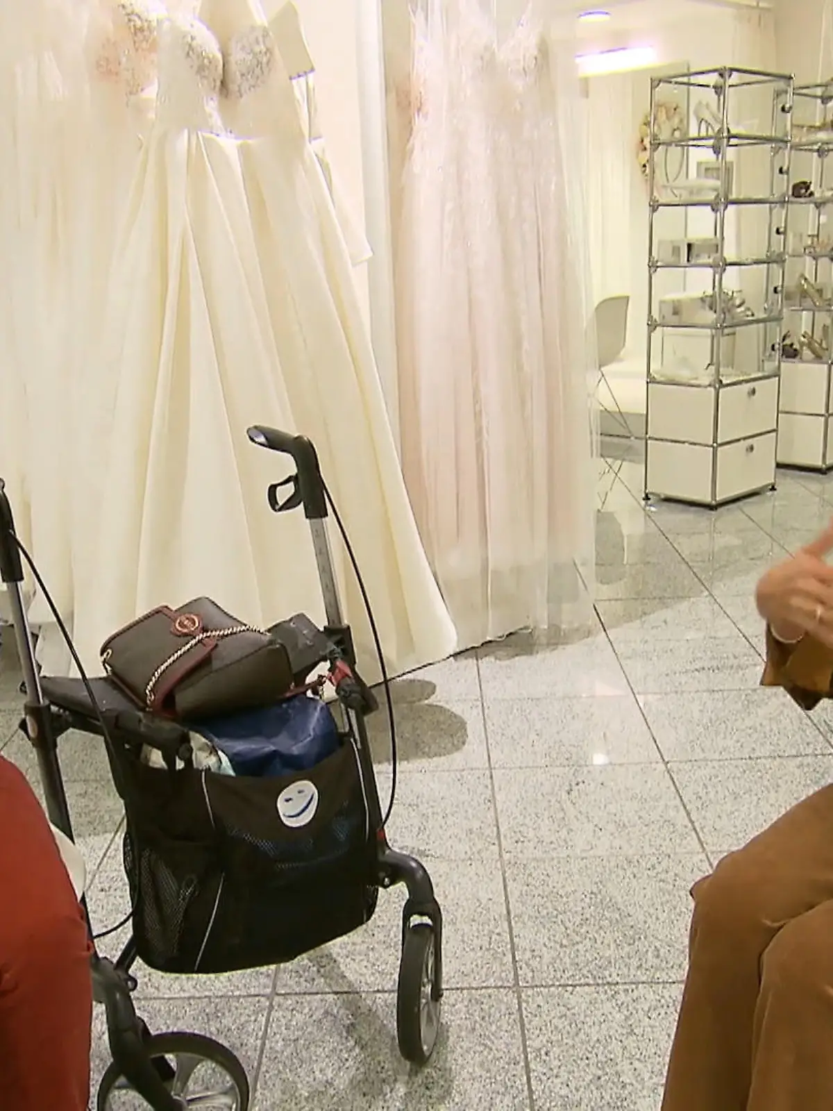 Bild zu: "Karen sucht eine A-Linie - klappt das mit der Gehhilfe?"